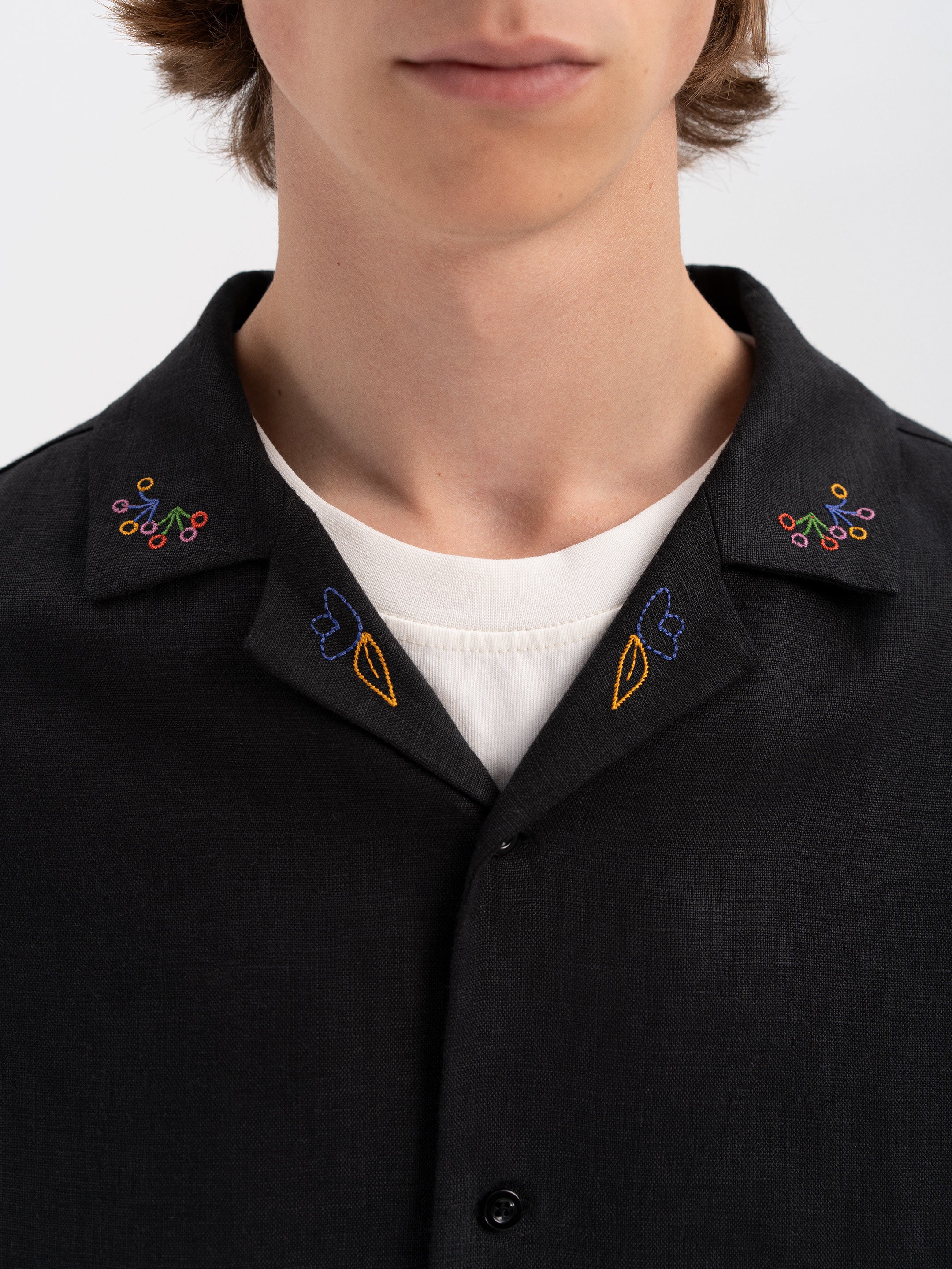 Dark shirt with colored embroidery "Hlid"