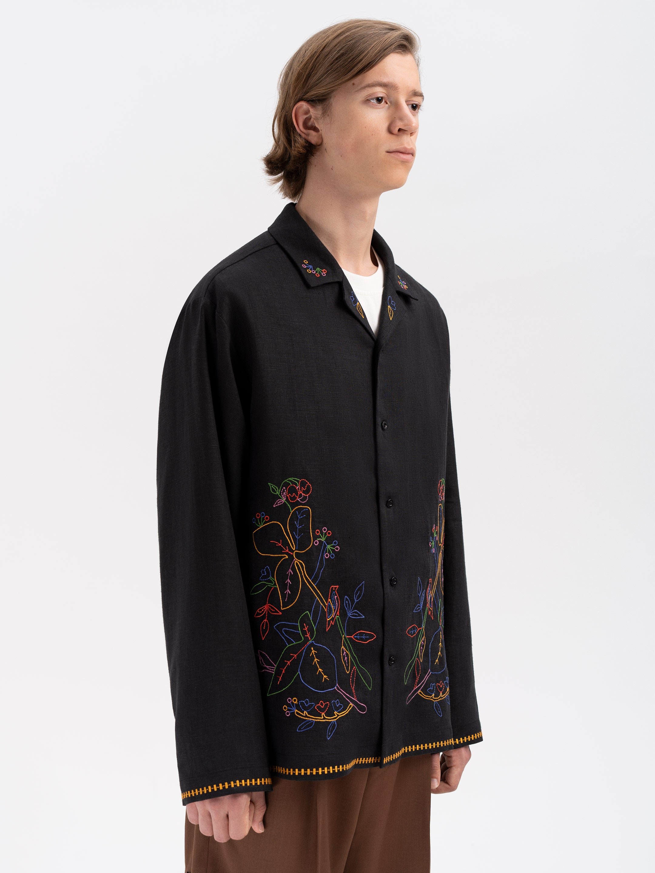 Dark shirt with colored embroidery "Hlid"