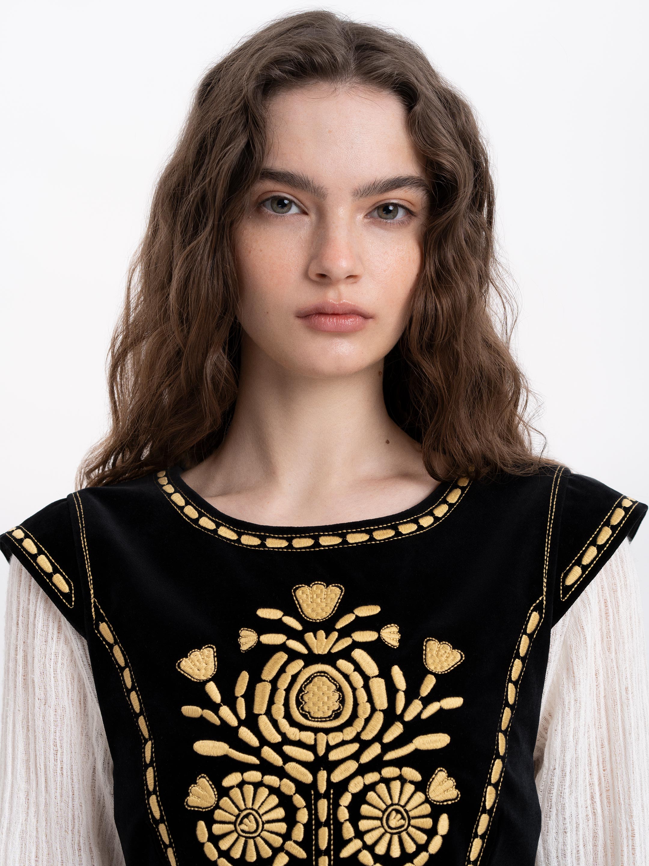 Embroidered vest in black "Oksamyt"