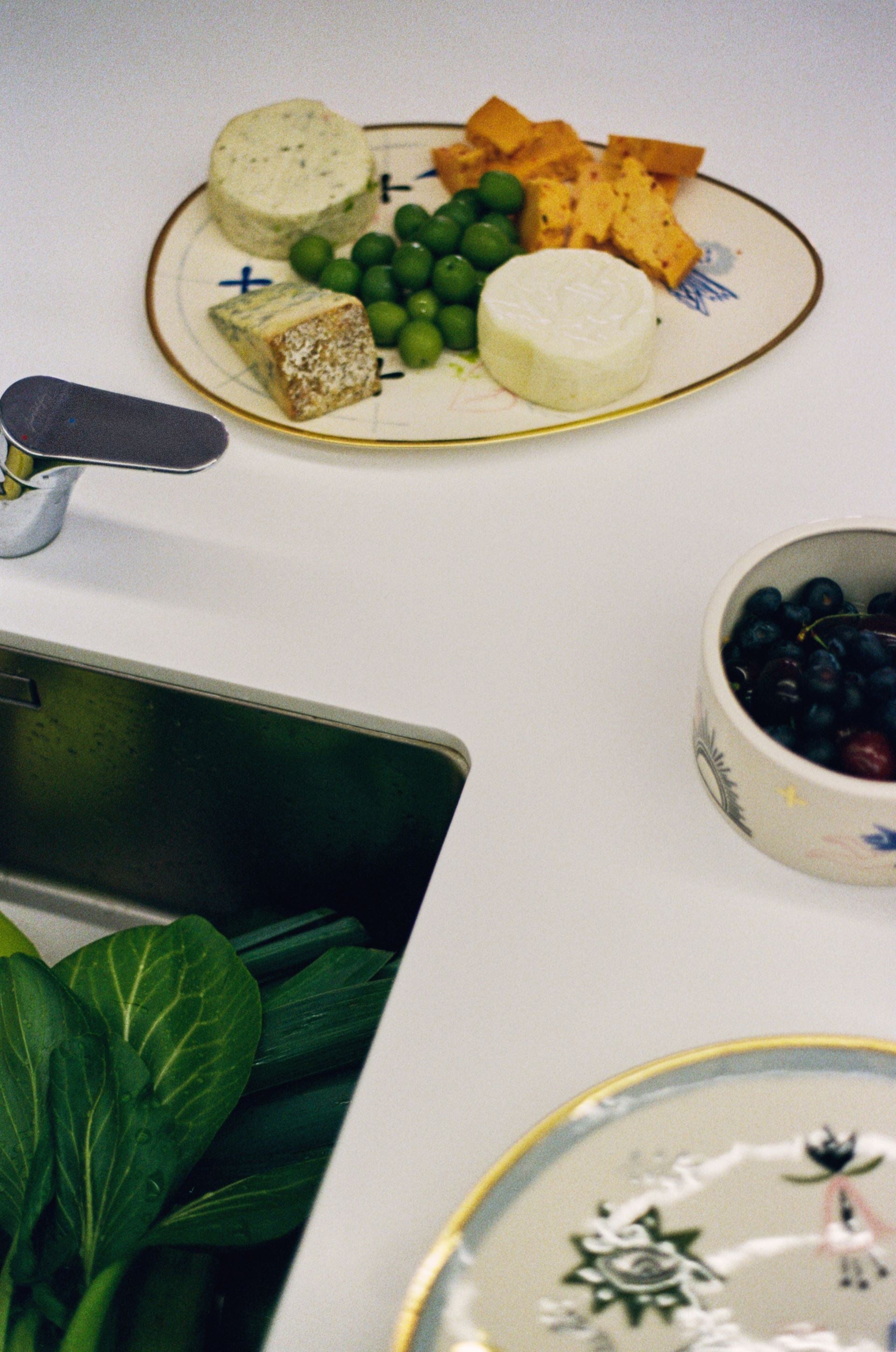 Oval Plate Naïve Pond