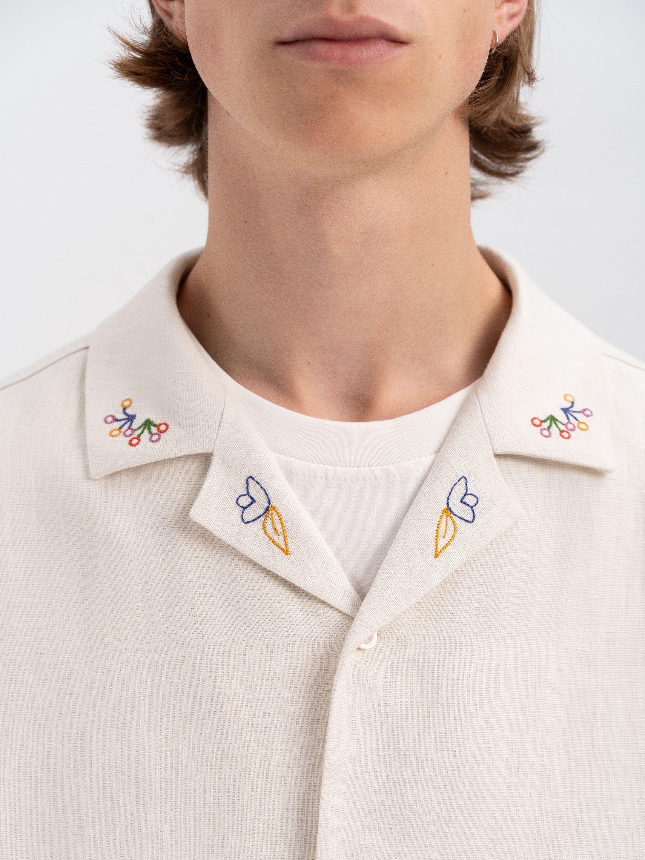 Light shirt with colored embroidery "Hlid"