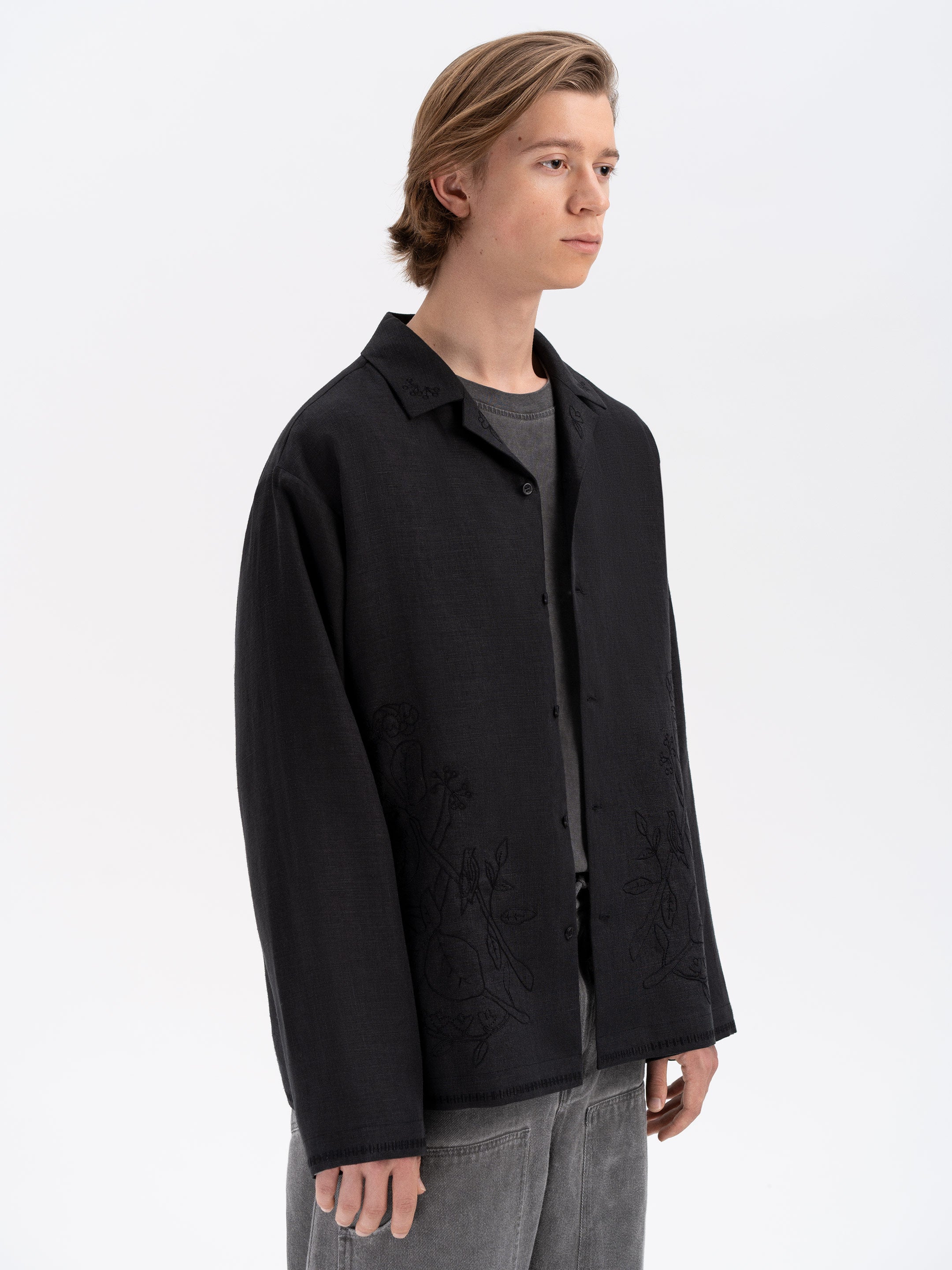 Black shirt with matching embroidery "Hlid"