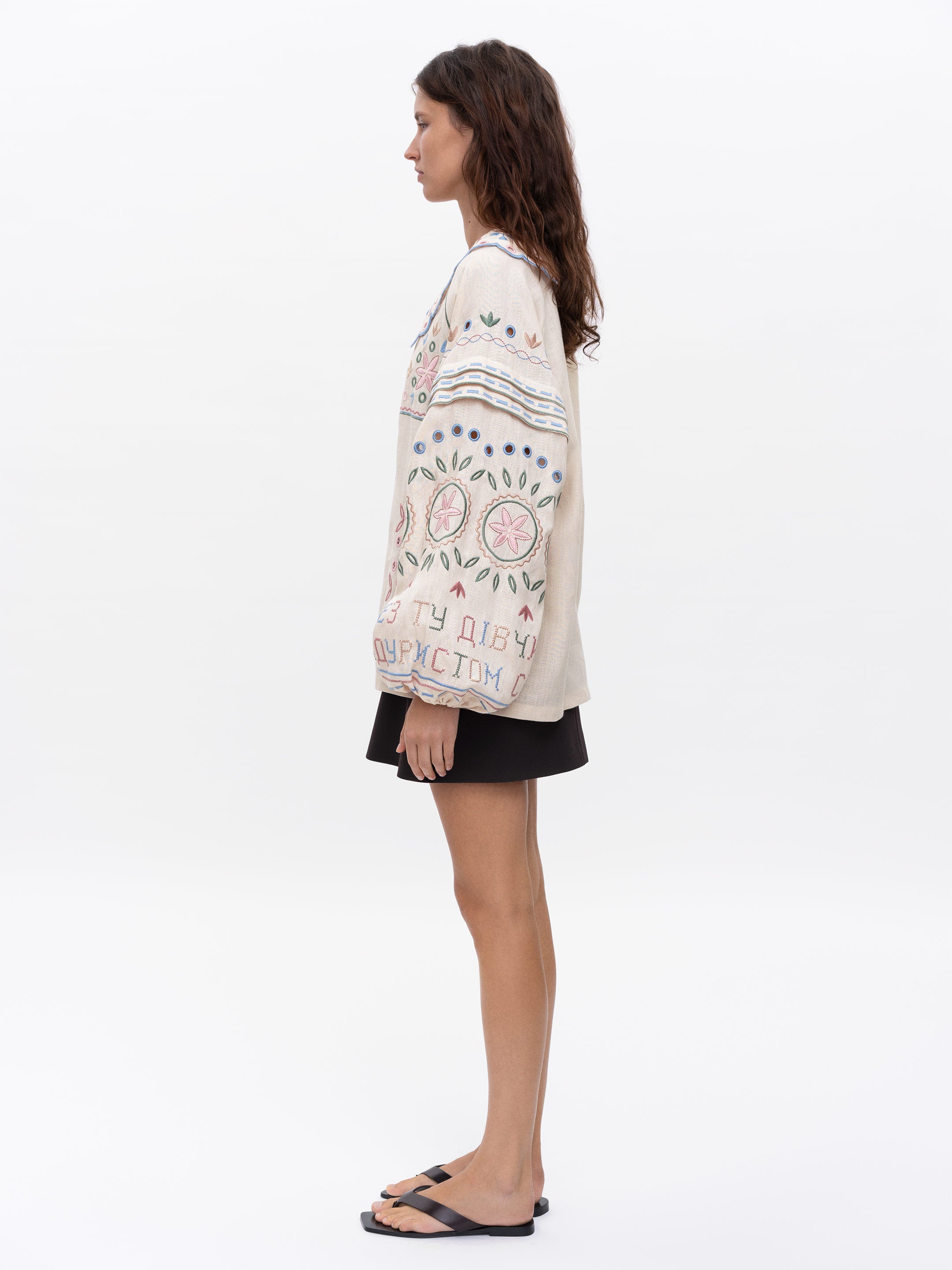 Embroidered beige linen shirt with a collar Bandura