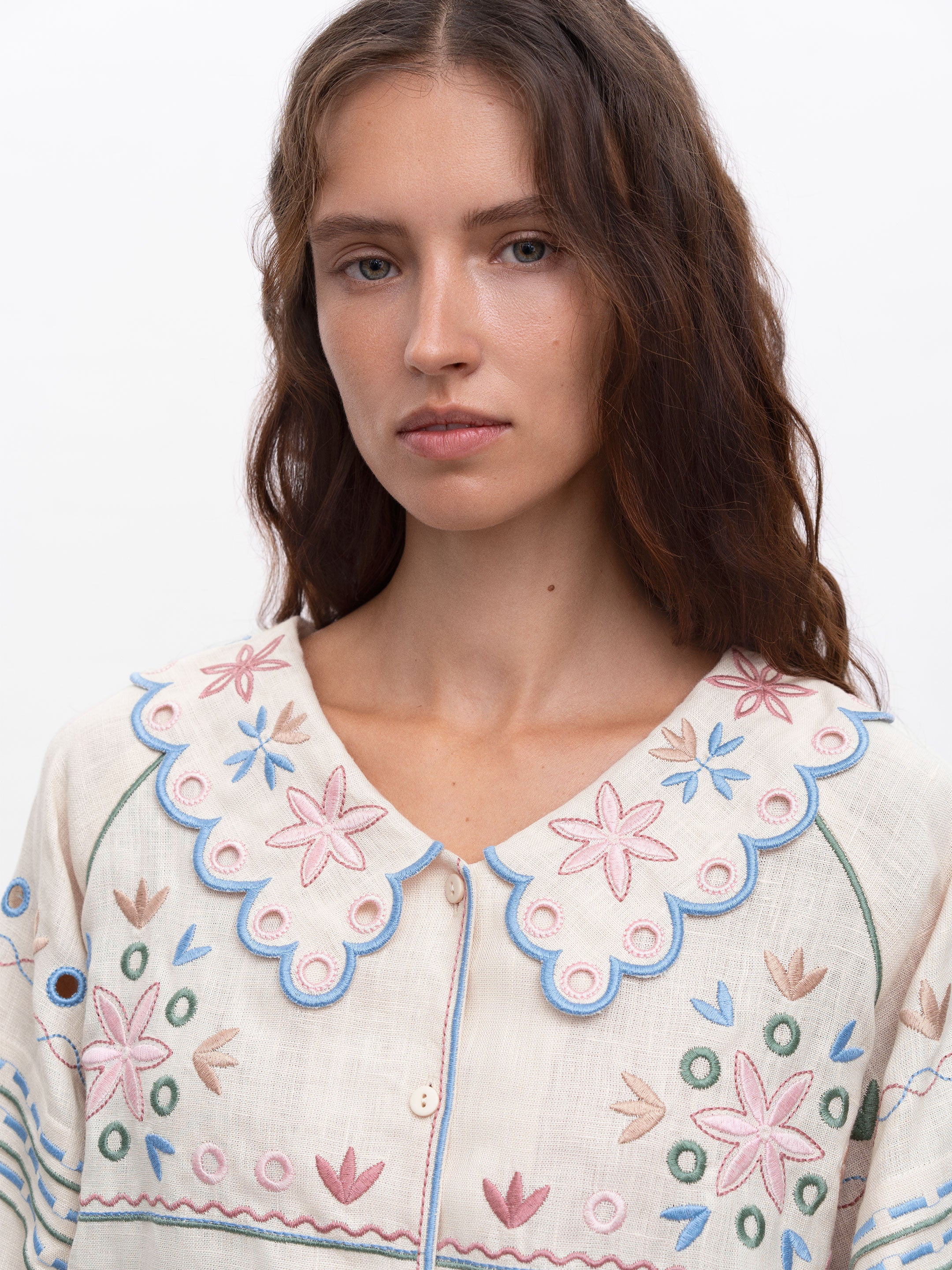 Embroidered beige linen shirt with a collar Bandura