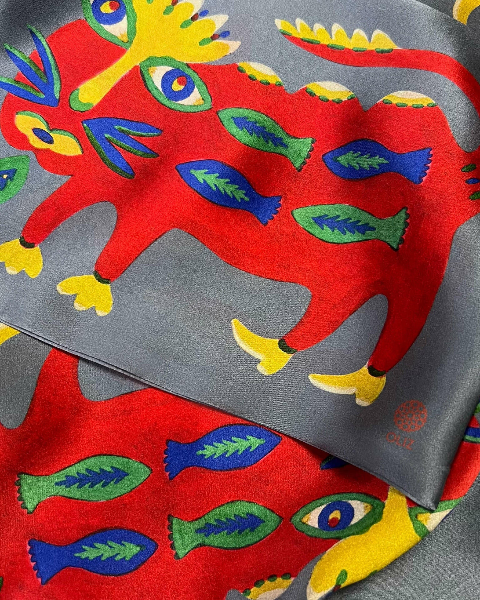 Silk twilly "A good beast fell in love with a goldfish" grey