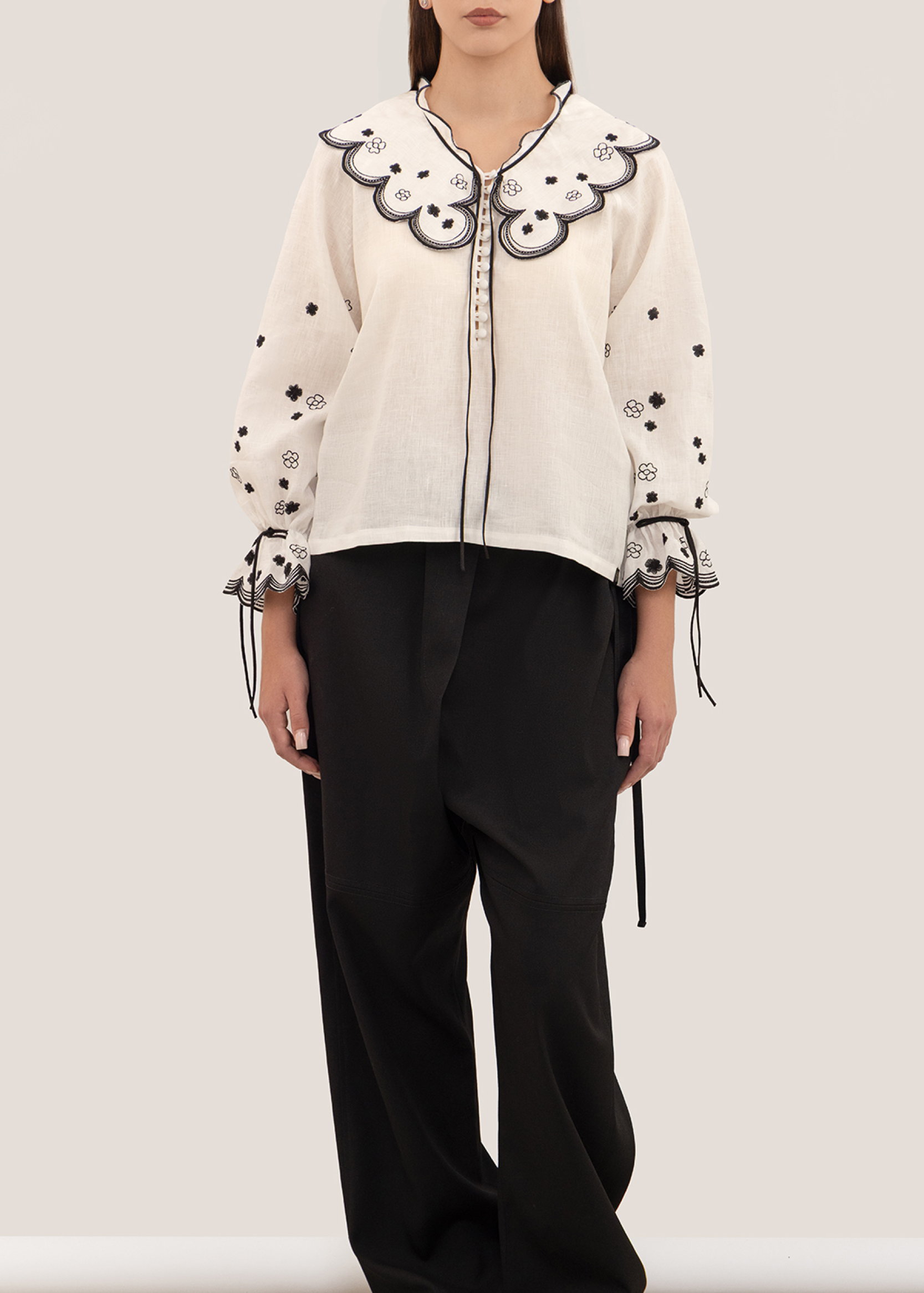 “Oda” linen shirt with black embroidery