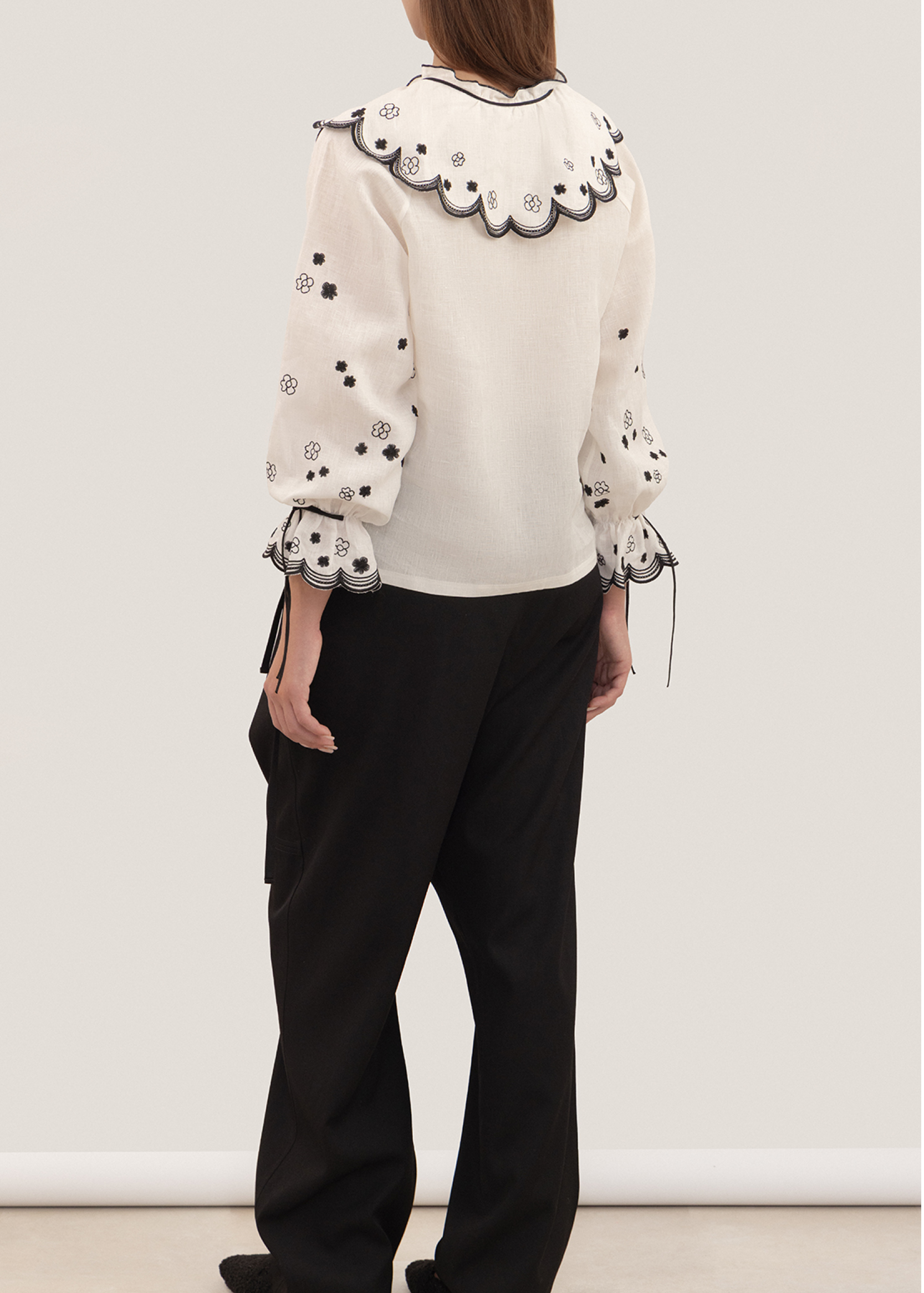 “Oda” linen shirt with black embroidery