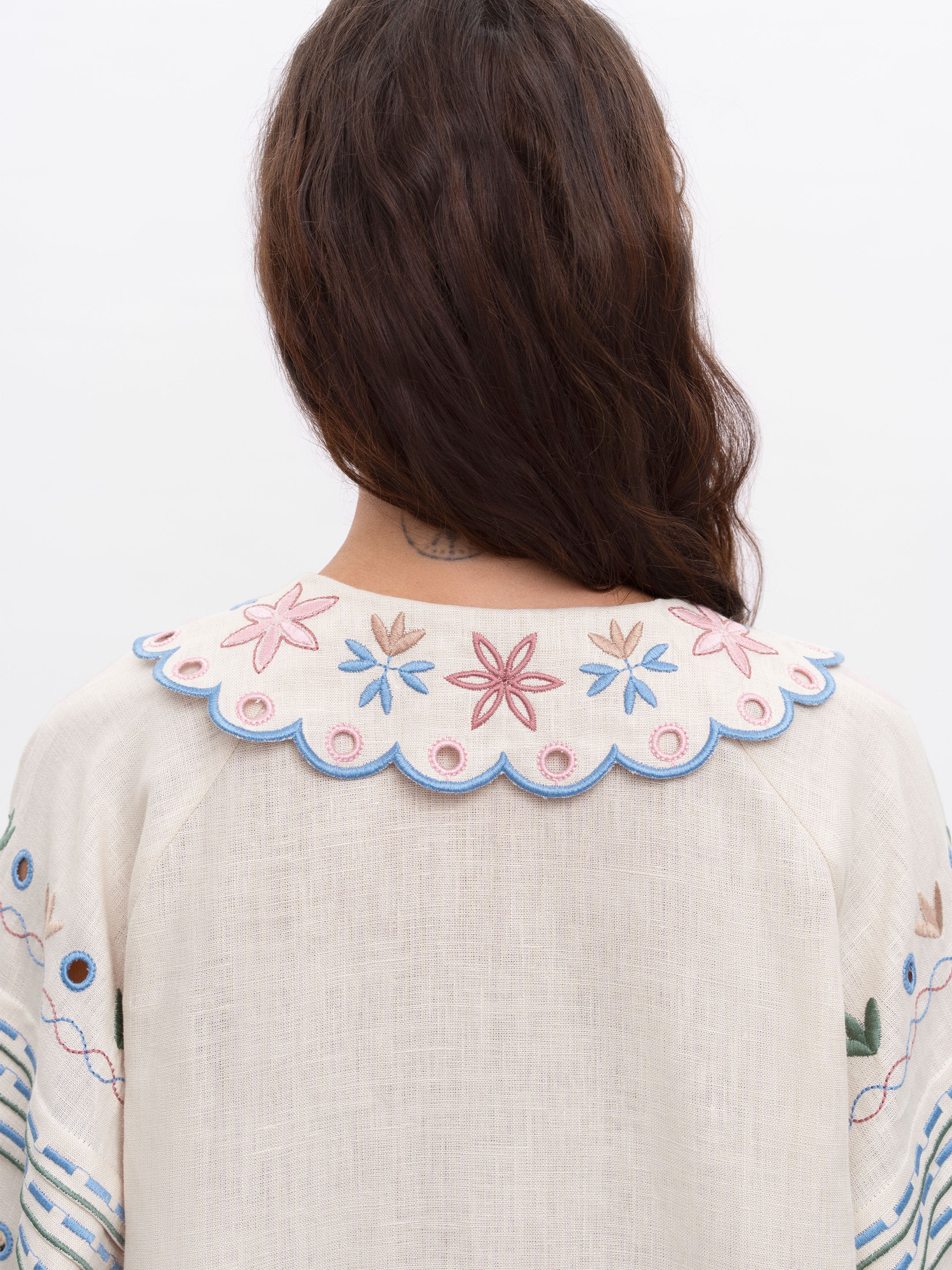 Embroidered beige linen shirt with a collar Bandura