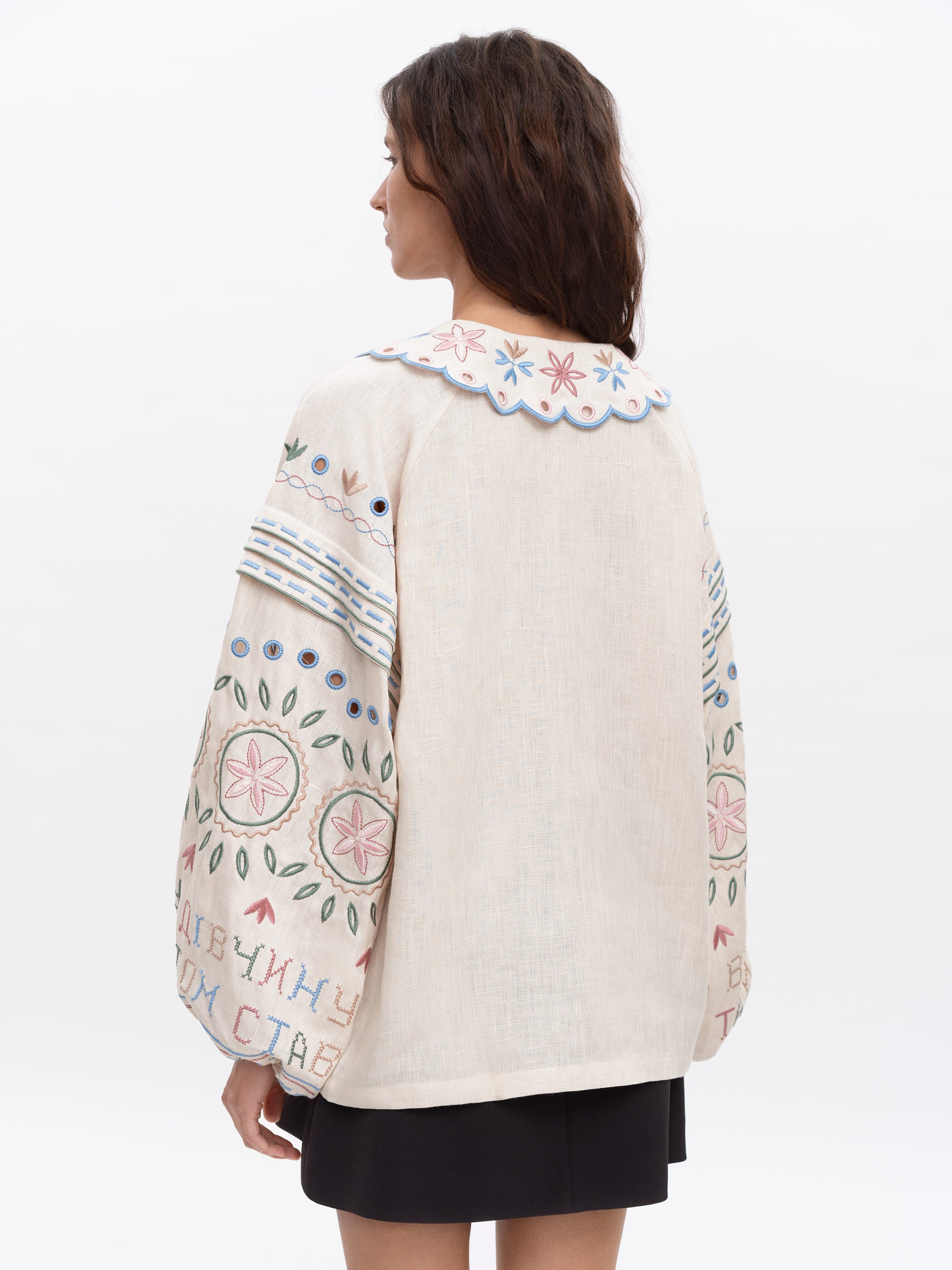 Embroidered beige linen shirt with a collar Bandura