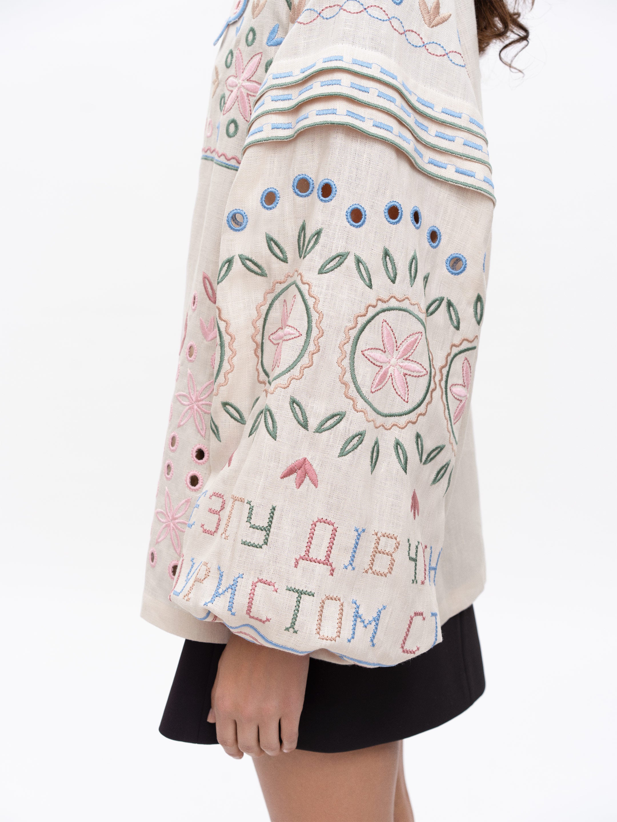 Embroidered beige linen shirt with a collar Bandura