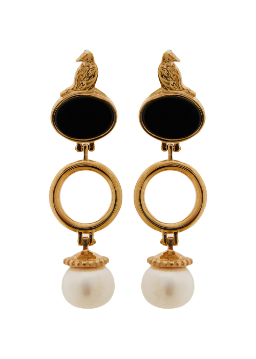 Earring with white pearls