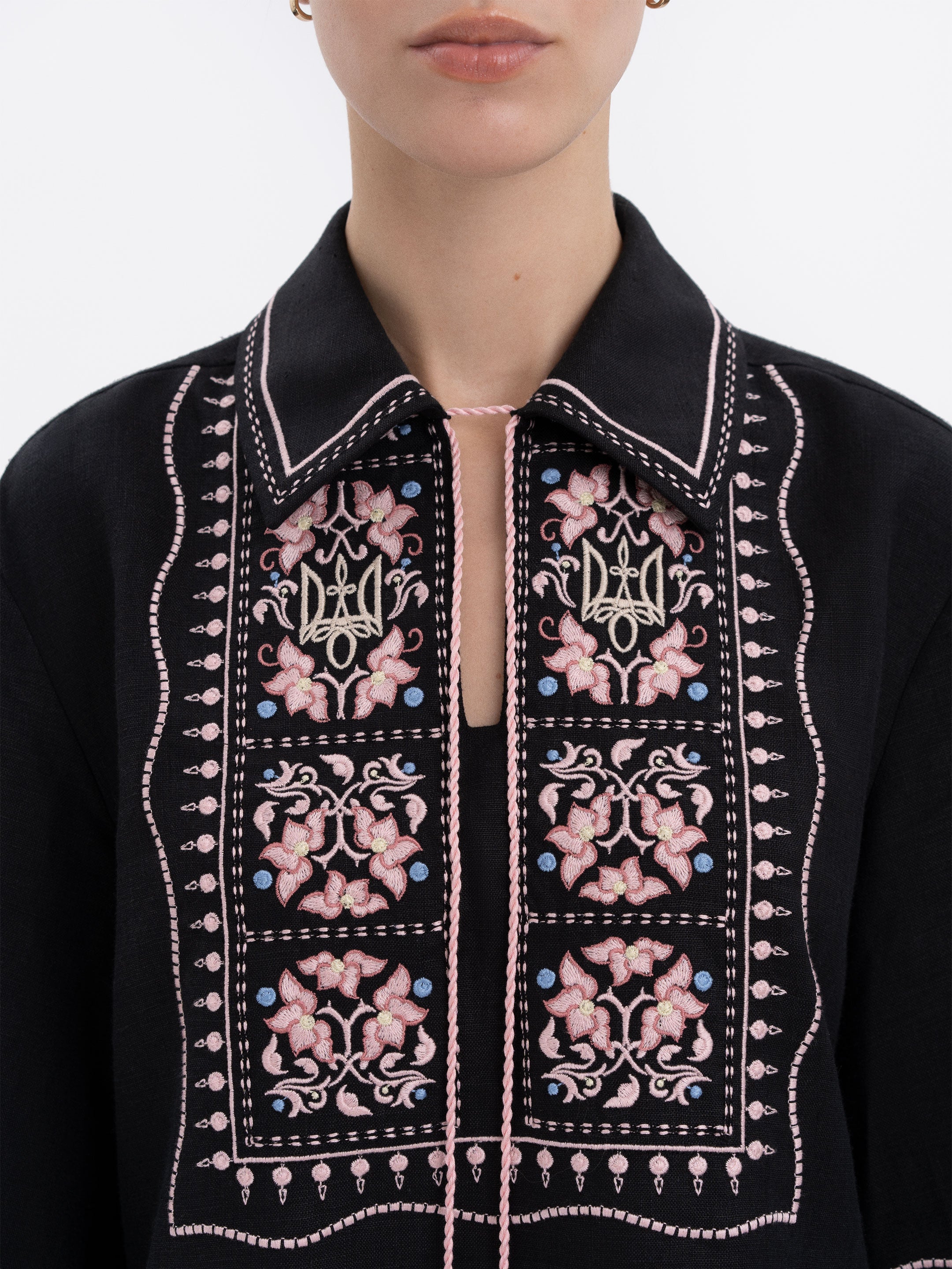 Black shirt with colorful embroidery "Polysk"